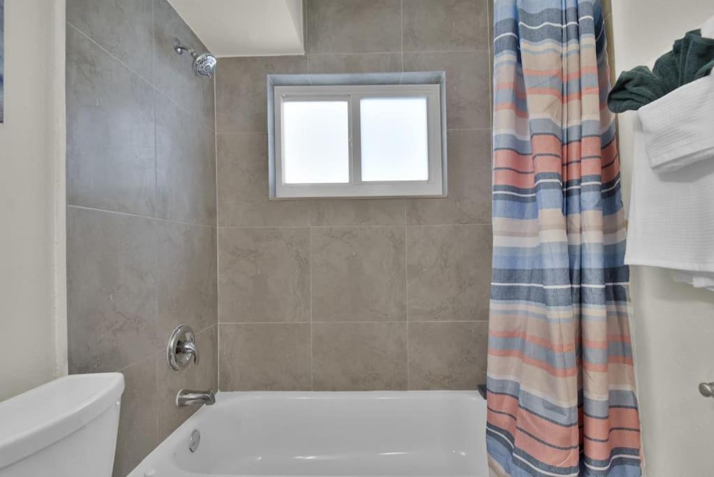 Apartment Coastal Getaway Free Parking Fast Wifi *