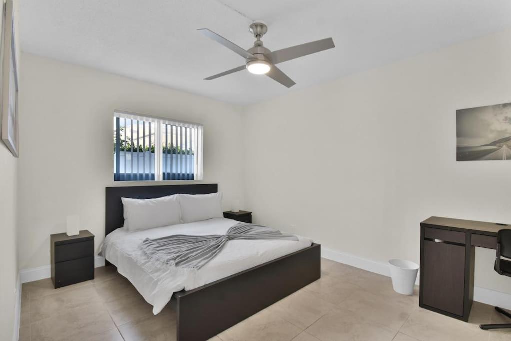 Coastal Getaway Free Parking Fast Wifi Apartment Boca Raton