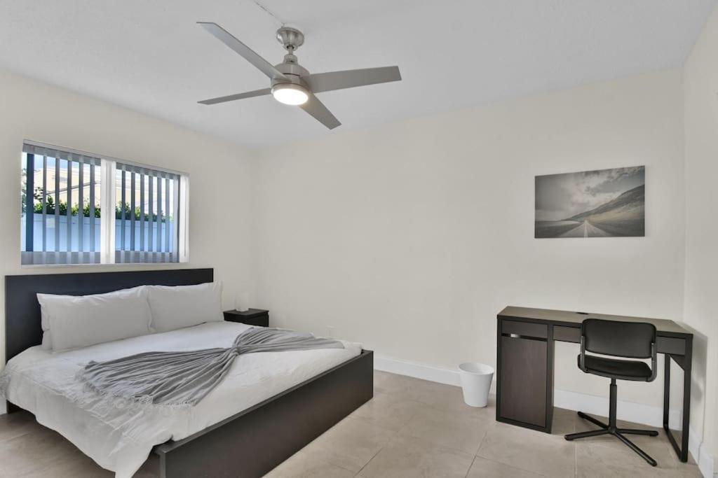 Coastal Getaway Free Parking Fast Wifi Apartment Boca Raton