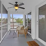Waterfront Oasis 2Br 2Ba With Pool, Gym, Balcony & Parking