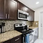 Serene Waterfront 2Br 2Ba With Intracoastal Views, Pool, Balcony, Parking