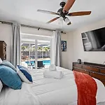 Walk To Beach Indoor-Outdoor Living W Pool