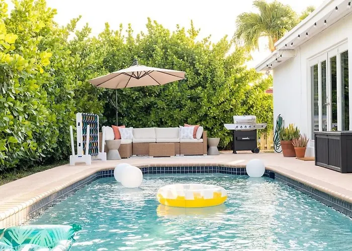King Bed W/ Private Pool, Pool Table, Pinball, Bbq