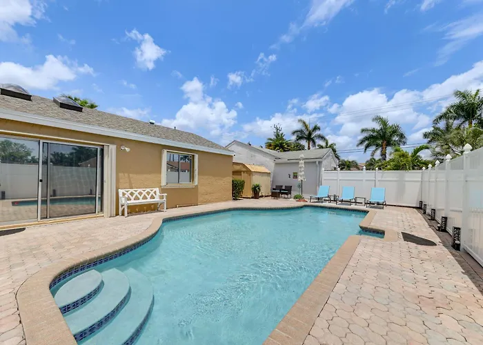 Golf And Shop Gem With Private Pool In Boca Raton