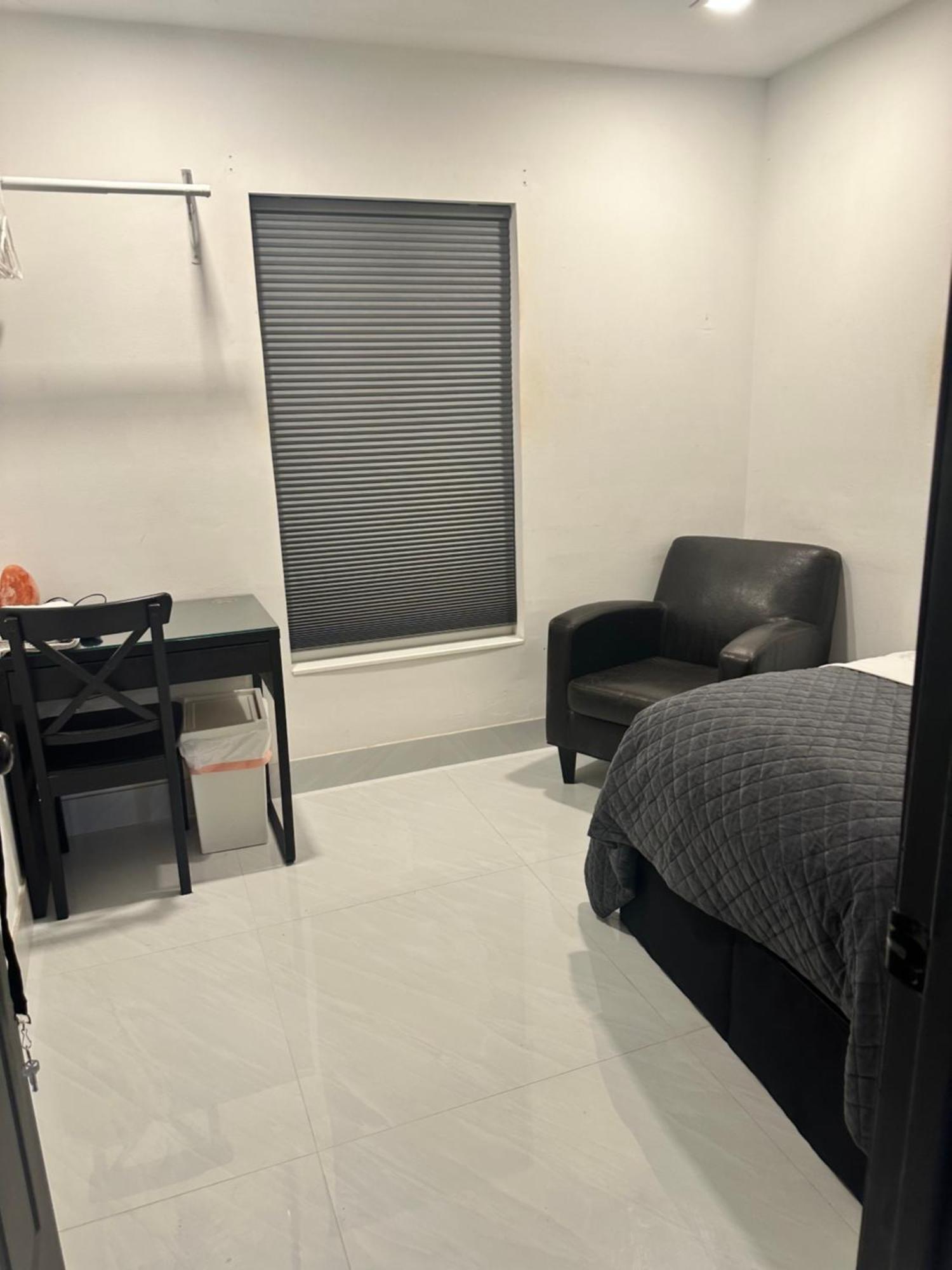 Bed & Breakfast Small With Sharing Bathroom *
