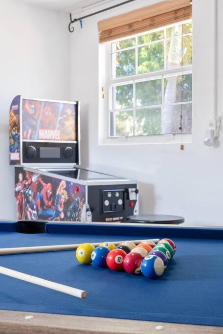 King Bed W/ Private Pool, Pool Table, Pinball, Bbq