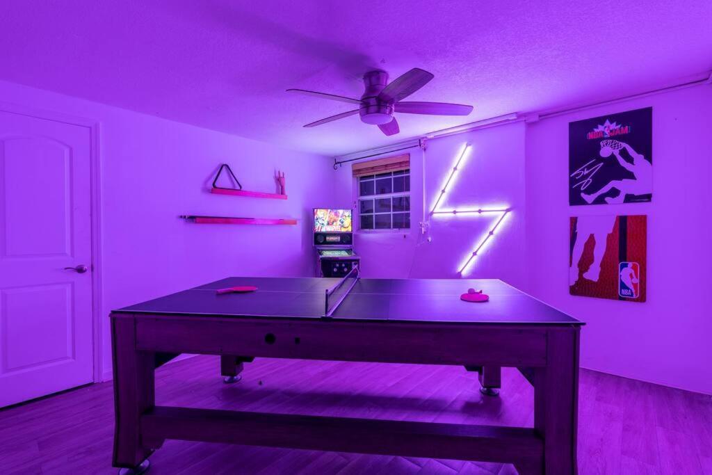 King Bed W/ Private Pool, Pool Table, Pinball, Bbq Holiday home
