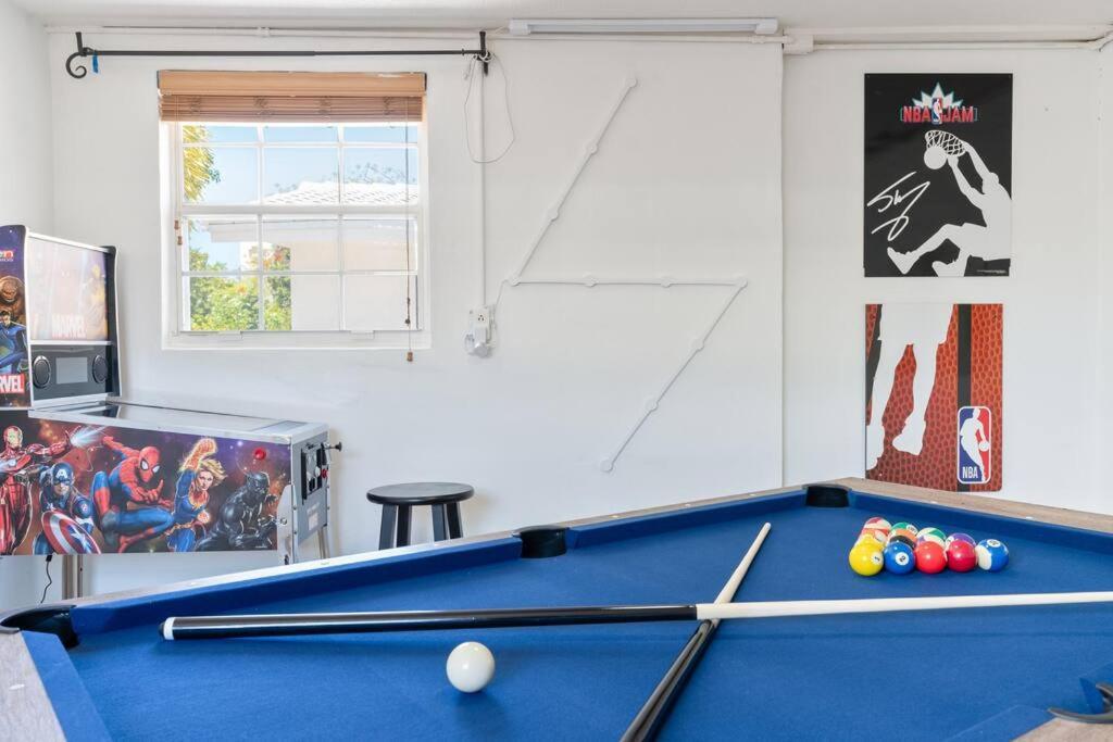 King Bed W/ Private Pool, Pool Table, Pinball, Bbq Holiday home *