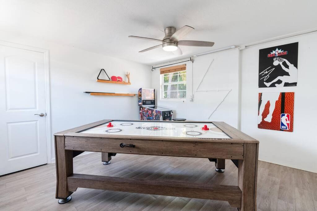 King Bed W/ Private Pool, Pool Table, Pinball, Bbq Holiday home