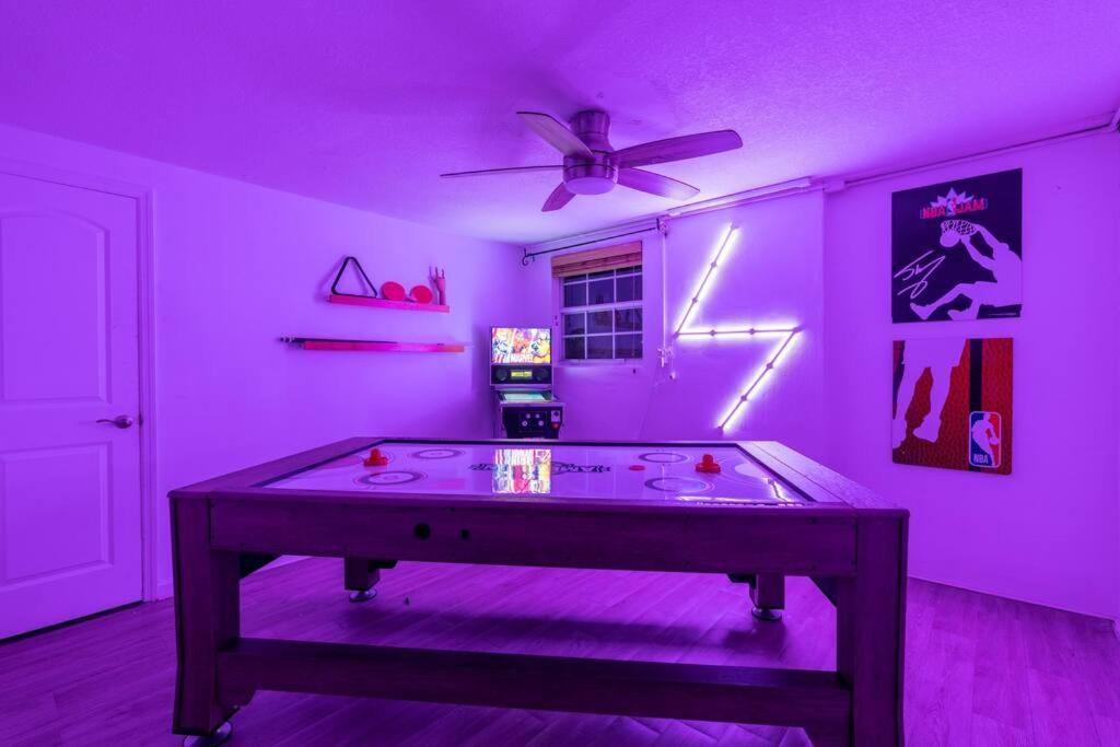 Holiday home King Bed W/ Private Pool, Pool Table, Pinball, Bbq *