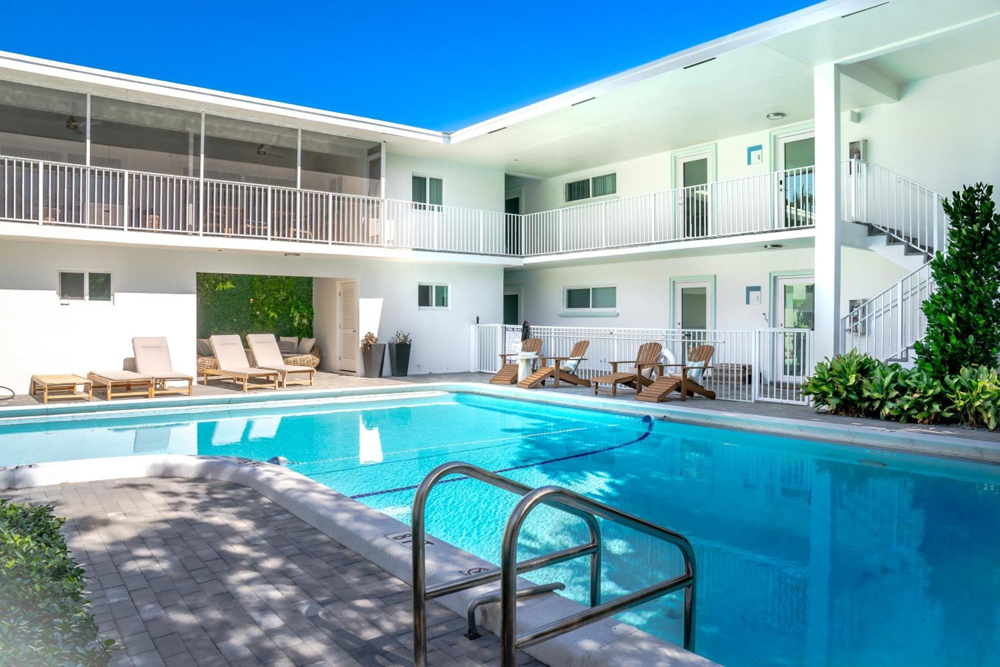Apartment Beachside 2br 2ba - Pool & Balcony - Steps To Boca