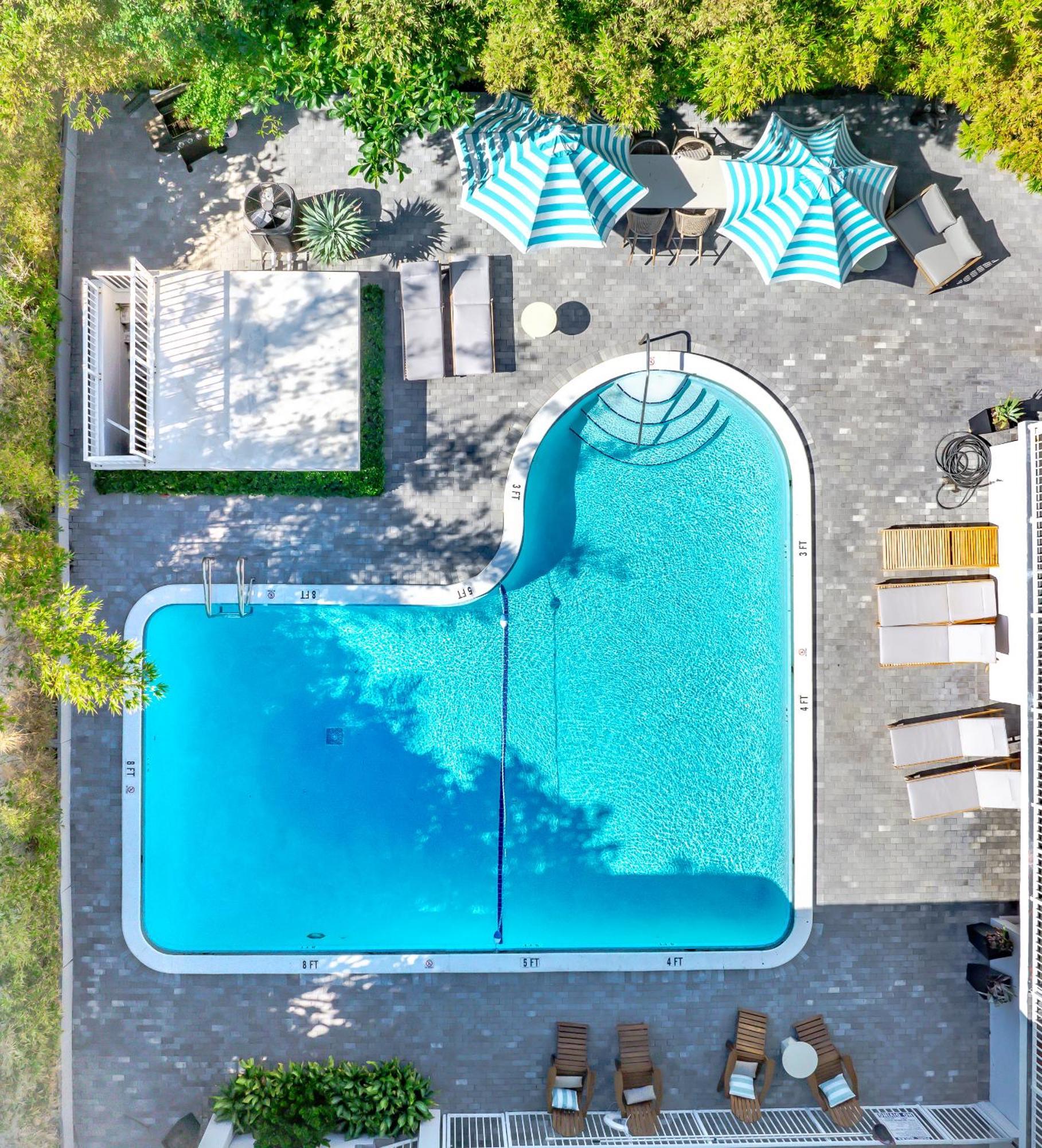 Beachside 2br 2ba - Pool & Balcony - Steps To Boca * Boca Raton