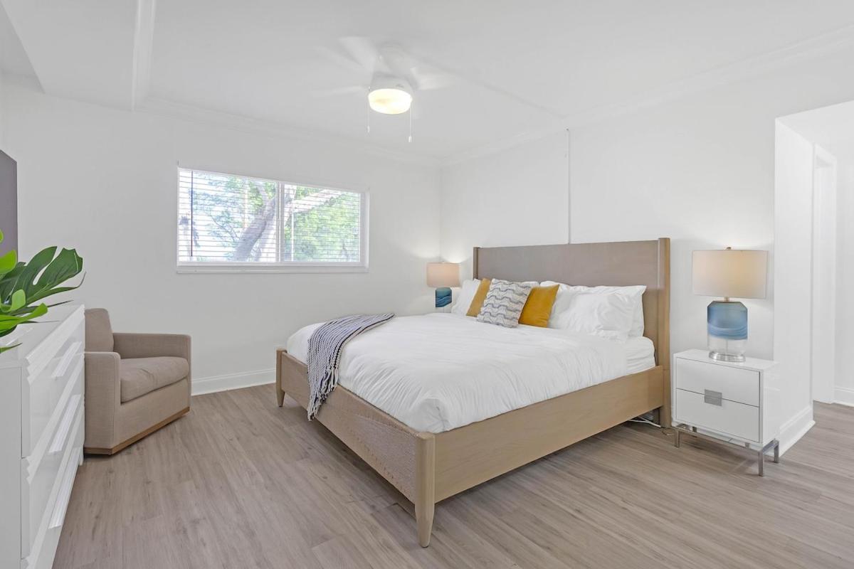 Waterfront Oasis 2br 2ba With Pool, Gym, Balcony & Parking