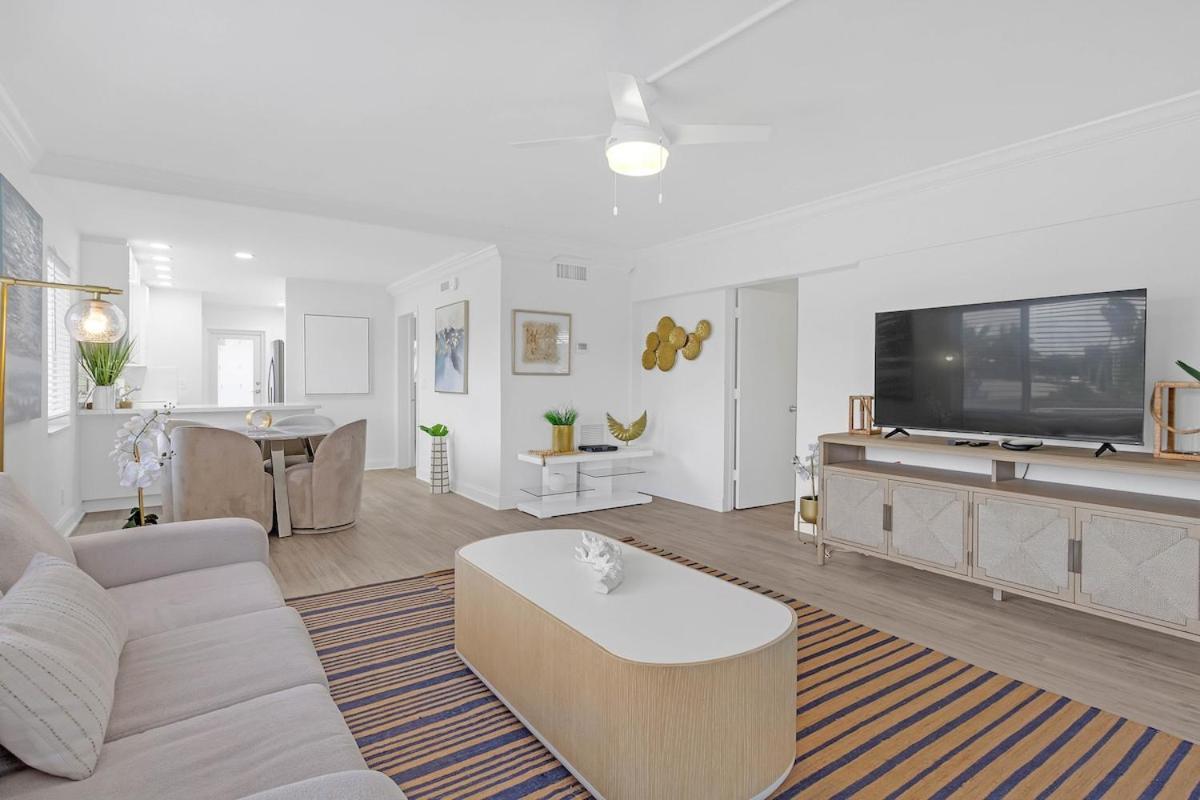 Waterfront Oasis 2br 2ba With Pool, Gym, Balcony & Parking Apartment *