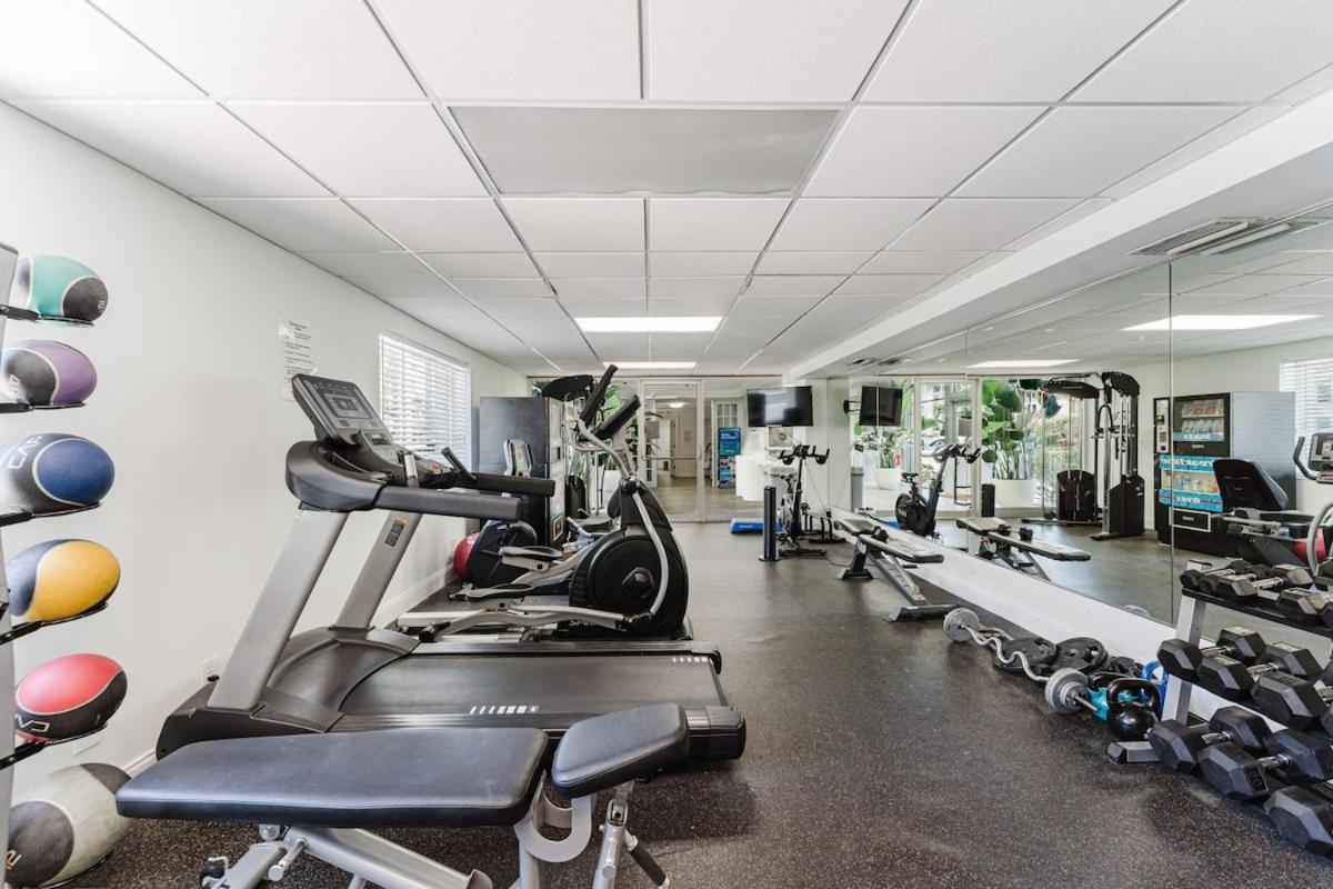 Apartment Waterfront Oasis 2br 2ba With Pool, Gym, Balcony & Parking *