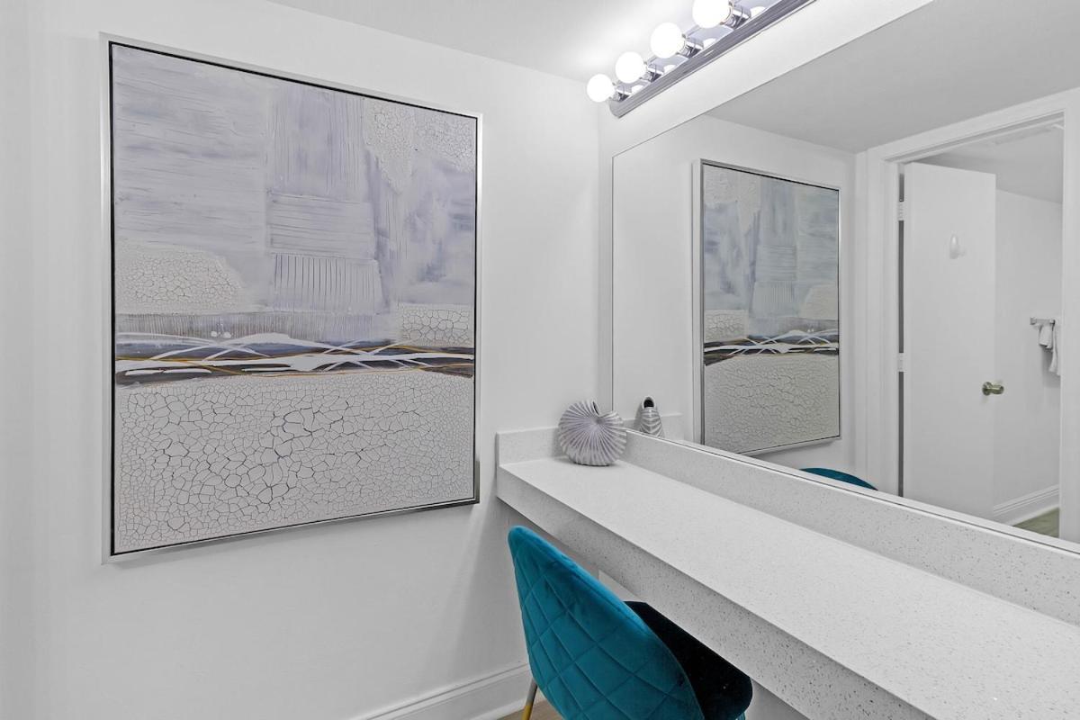Apartment Waterfront Oasis 2br 2ba With Pool, Gym, Balcony & Parking