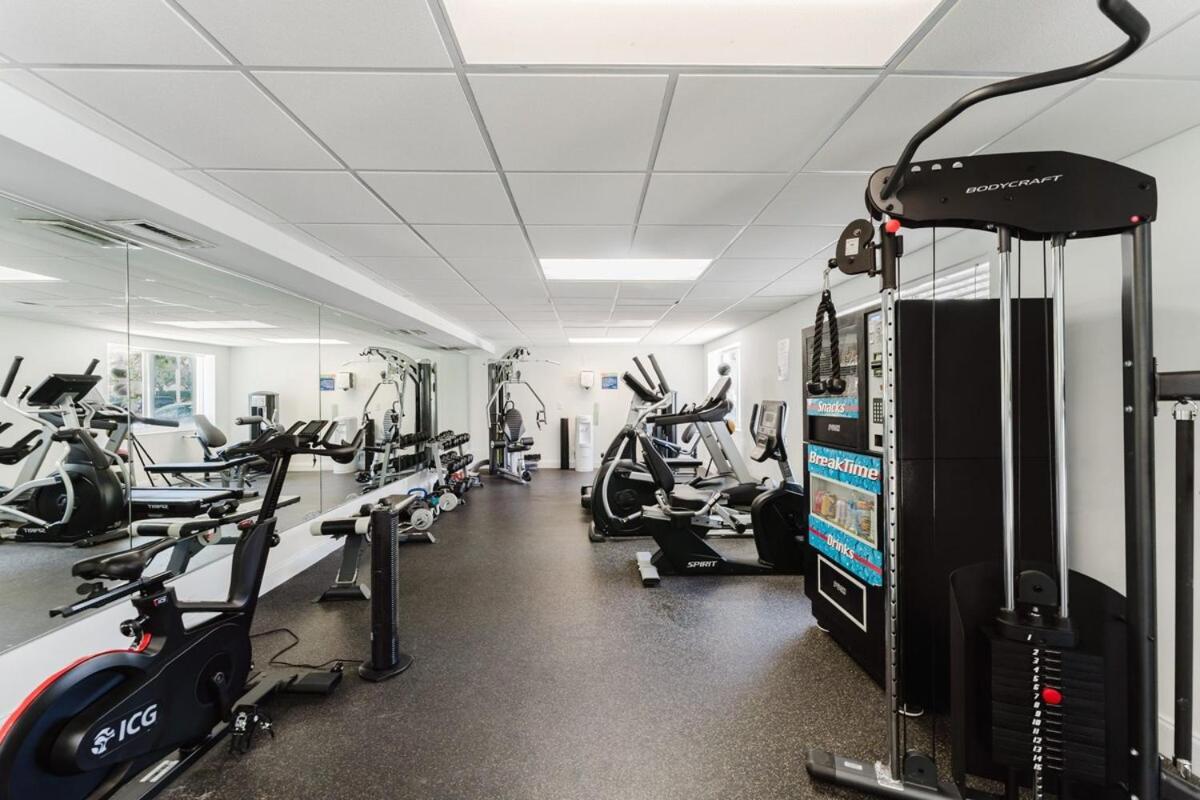 Waterfront Oasis 2br 2ba With Pool, Gym, Balcony & Parking