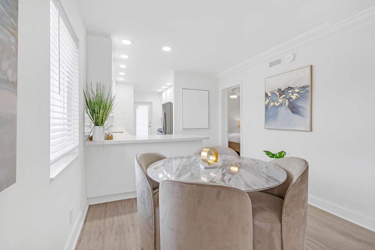 Waterfront Oasis 2br 2ba With Pool, Gym, Balcony & Parking Apartment