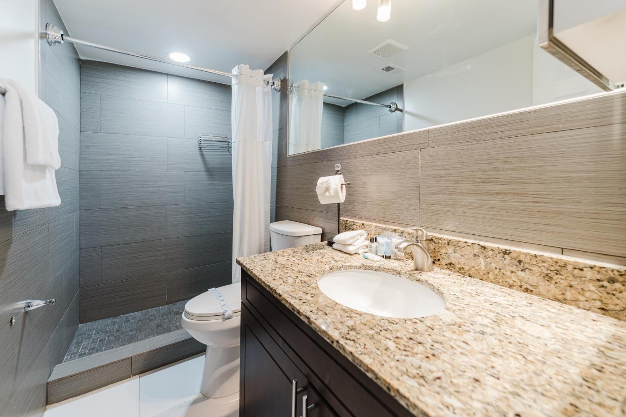 Serene Waterfront 2br 2ba With Intracoastal Views, Pool, Balcony, Parking Apartment Boca Raton