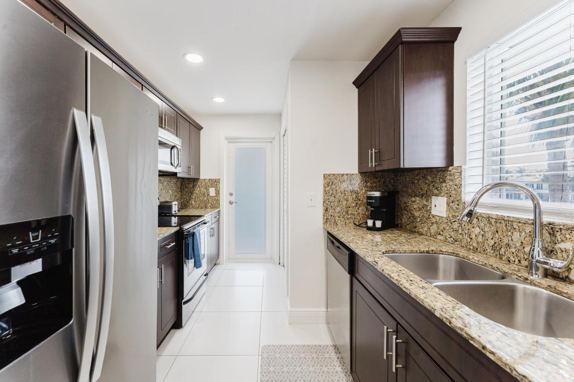 Apartment Serene Waterfront 2br 2ba With Intracoastal Views, Pool, Balcony, Parking