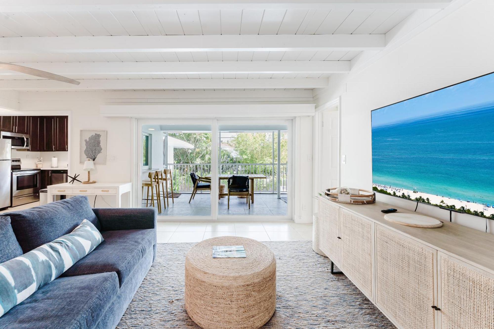 Apartment Beachside 2br 2ba - Pool & Balcony - Steps To Boca