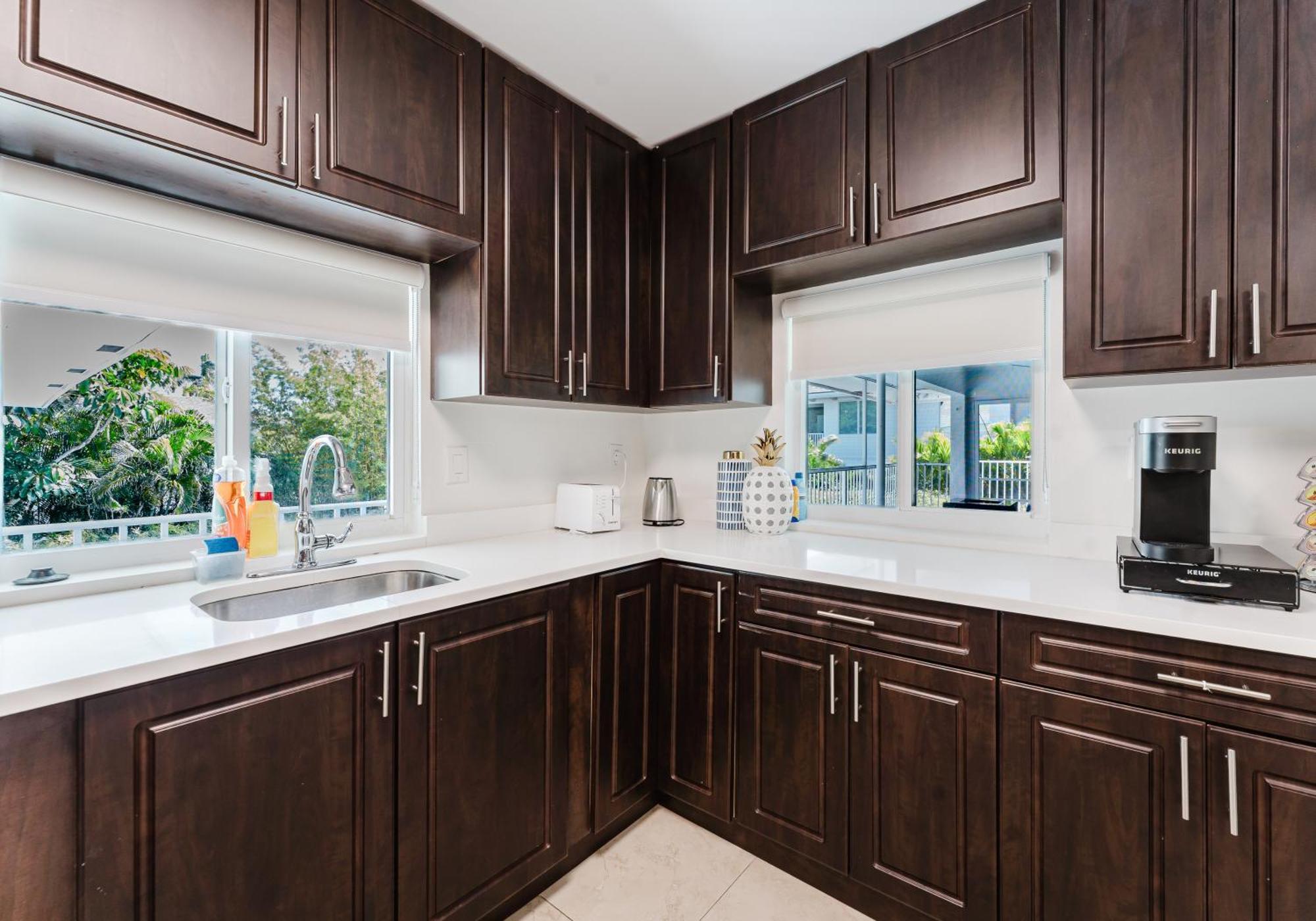 Beachside 2br 2ba - Pool & Balcony - Steps To Boca Apartment *