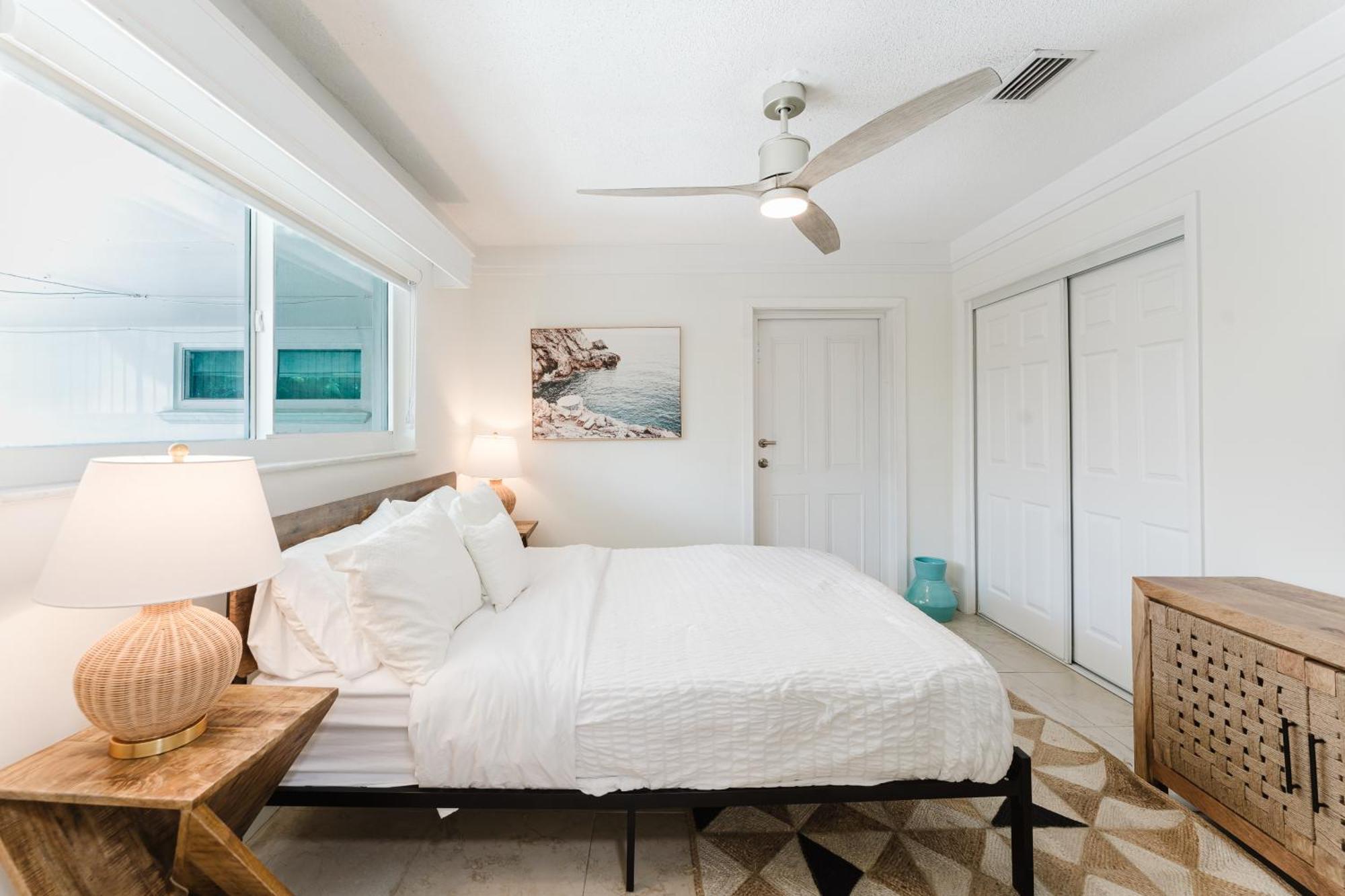Beachside 2br 2ba - Pool & Balcony - Steps To Boca *