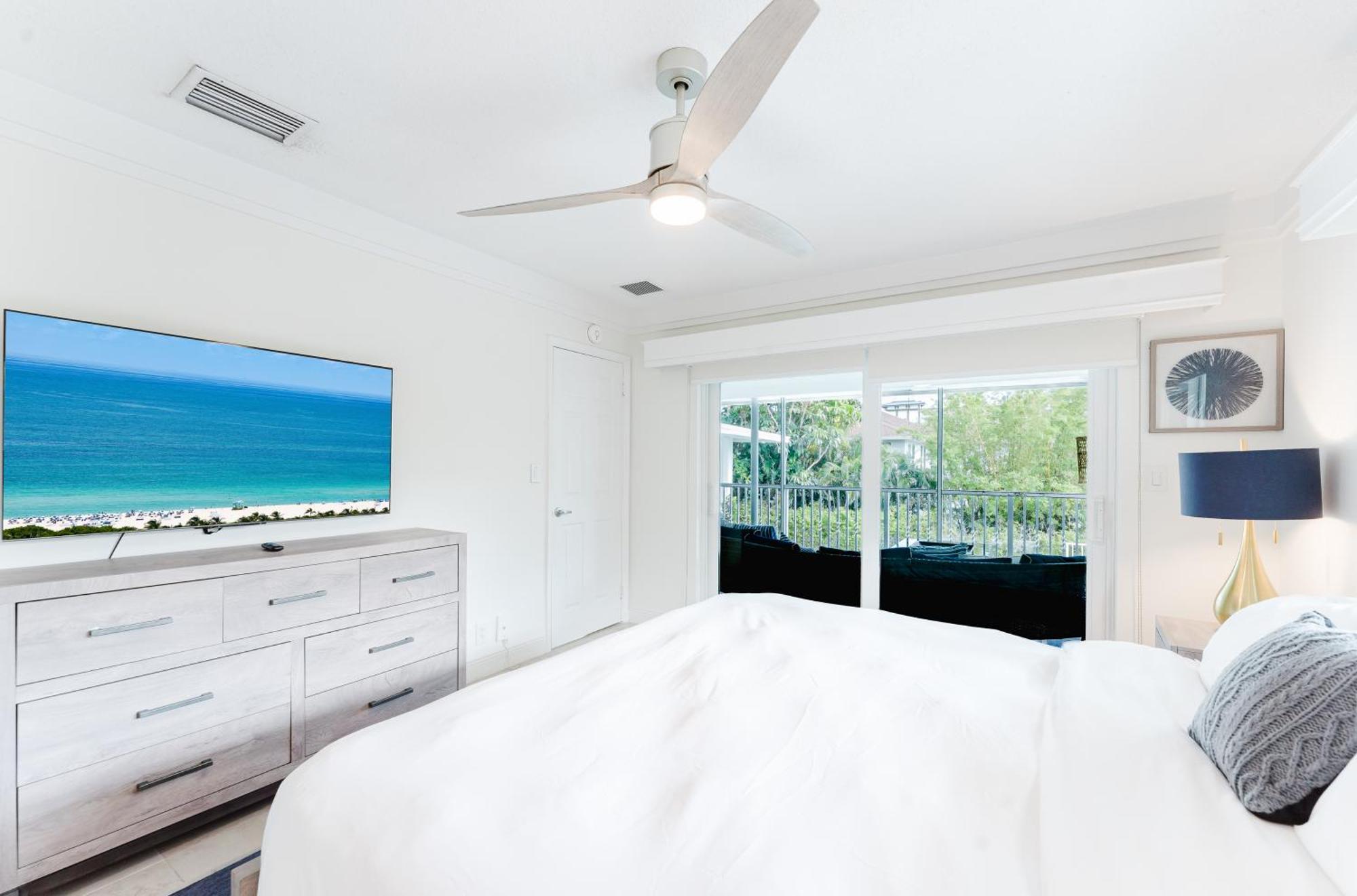 Beachside 2br 2ba - Pool & Balcony - Steps To Boca
