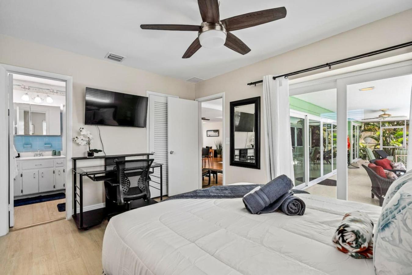 Holiday home Walk To Indoor-outdoor Living W Pool