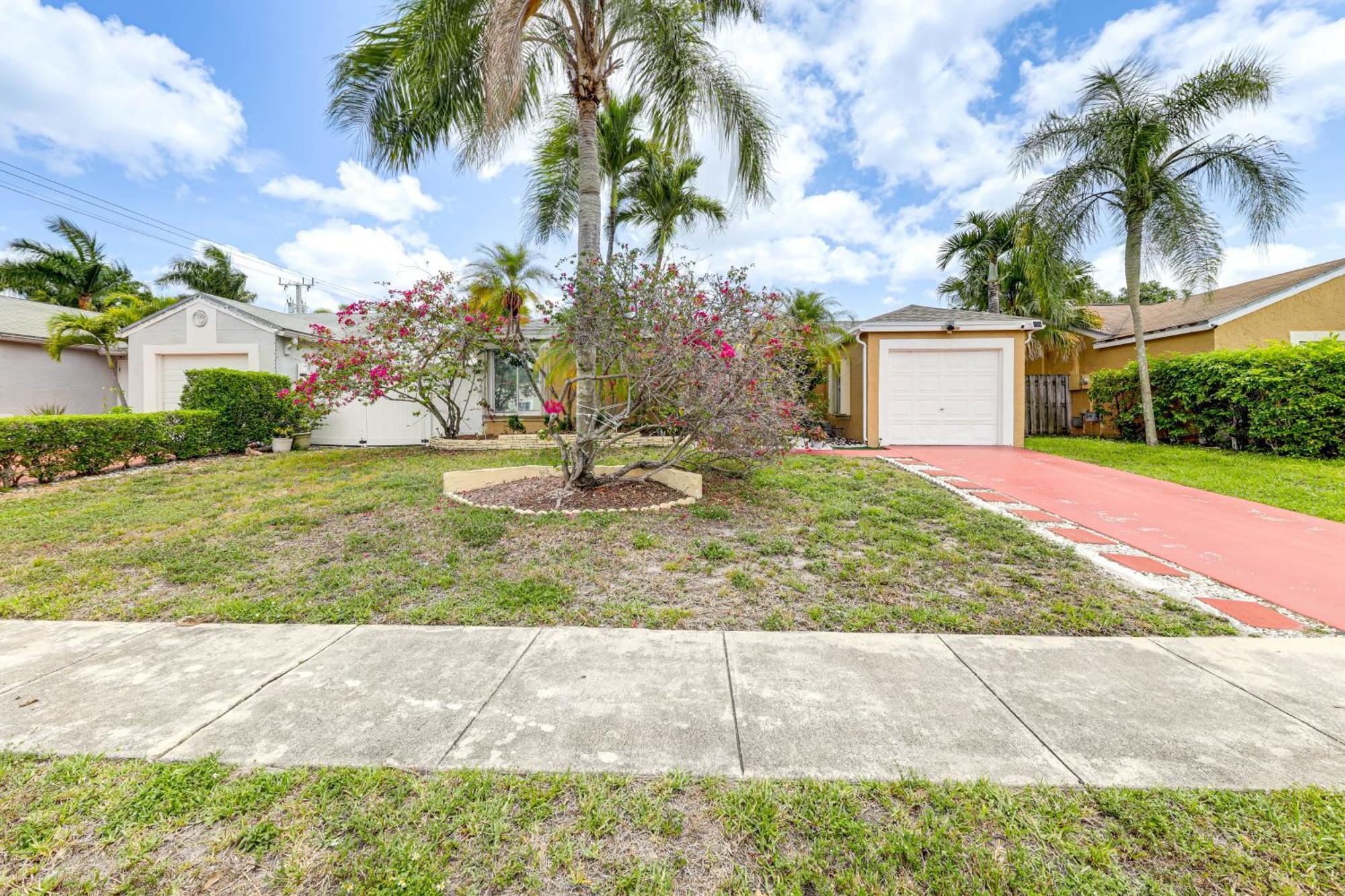 Golf And Shop Gem With Private Pool In Boca Raton