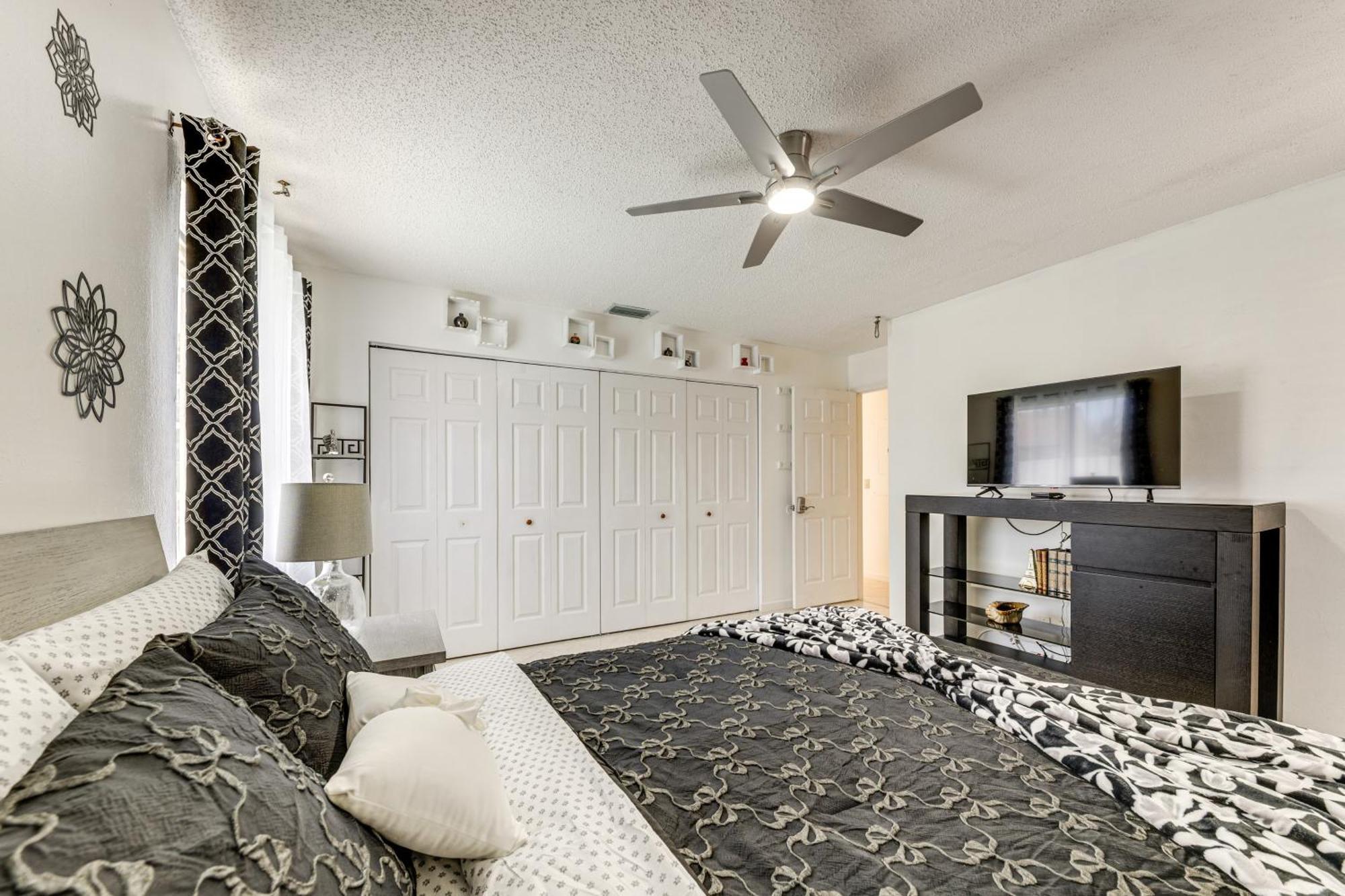 Golf And Shop Gem With Private Pool In Holiday home Boca Raton