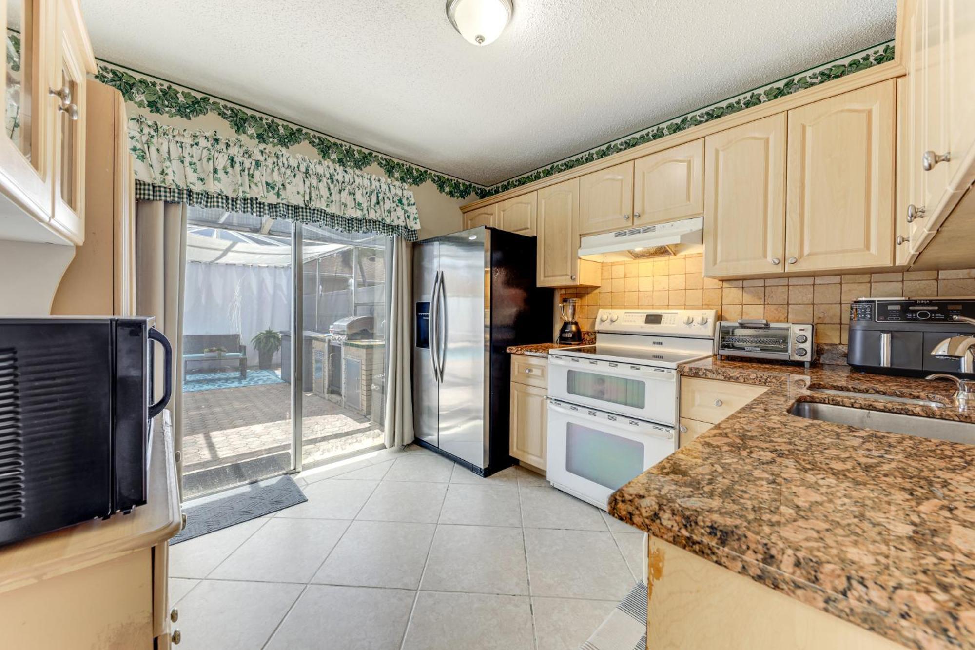 Golf And Shop Gem With Private Pool In Boca Raton