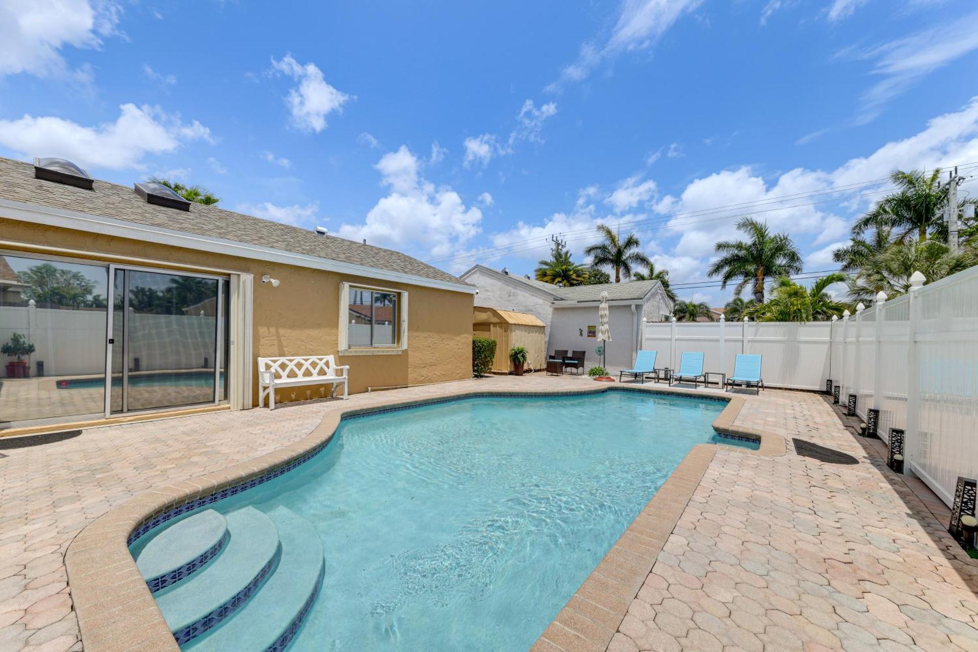 Golf And Shop Gem With Private Pool In Boca Raton